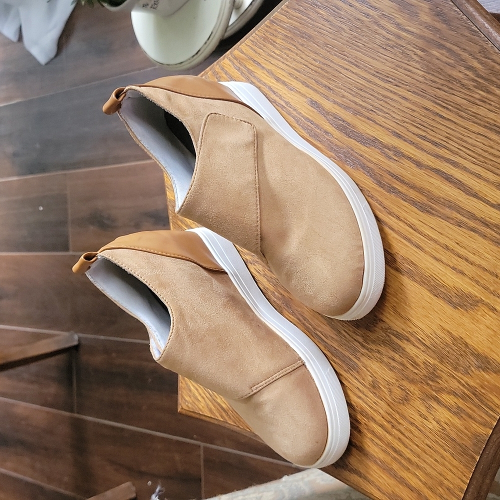 Size 40/ 7.5 stacked tan sneaker wedges